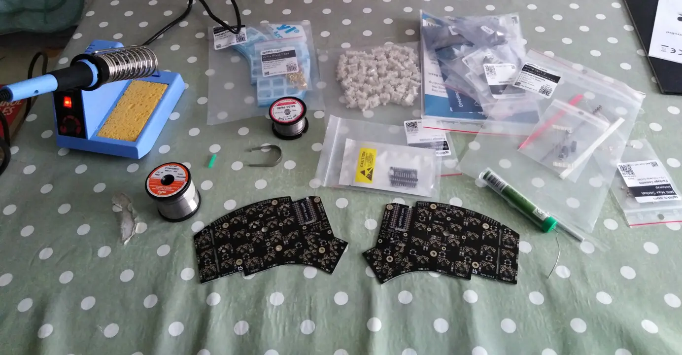 Materiales y herramientas para construir el teclado.