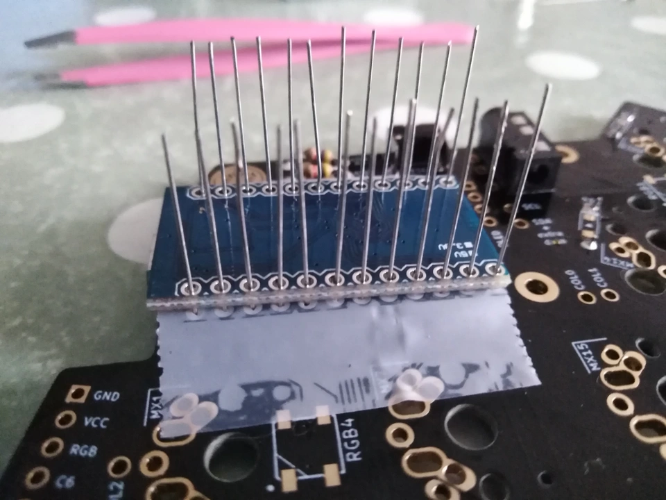 Patas cortados de los diodos para hacer de pines del micro.